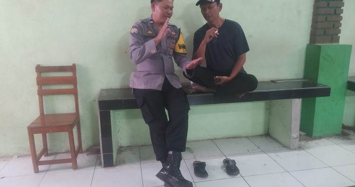 Bripka Asep Aji melaksanakan Giat Patroli dialogis serta tatap muka dengan warga masyarakat desa Sukanagara