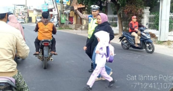 Panit lantas polsek samarang laksanakan gatur lalin dan penyebrangan