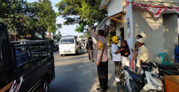 Anggota polsek samarang gatur lalin di jln.samarang