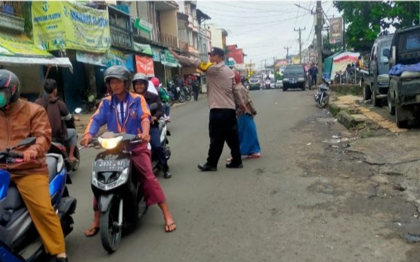 Panit lantas polsek samarang gatur lalin di pertigaan haji osid