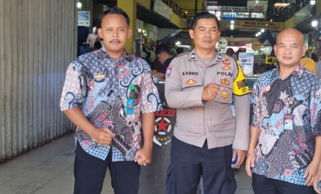 Anggota Bhabinkamtibmas Polsek Garut Kota Lakukan Program Door To Door Di Pusat Pembelanjaan Garut Plaza