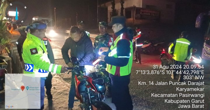 Kapolsek Pasirwangi melaksanakan patroli malam bersama jaga piket