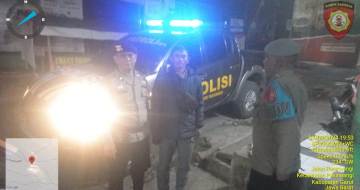 Polsek Pasirwangi melaksanakan sambang warga sembari patroli malam