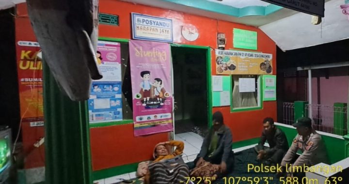 Anggota polsek limbangan melaksanakan pengechekan pos kamling di desa dunguswiru