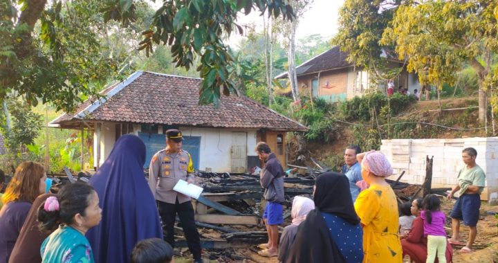 Polsek Pakenjeng Cek TKP Kebakaran Rumah Panggung