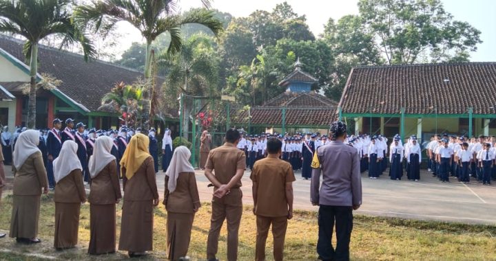 Kapolsek Banjarwangi Beri Pembinaan Kedisiplinan di SMPN 1 Banjarwangi