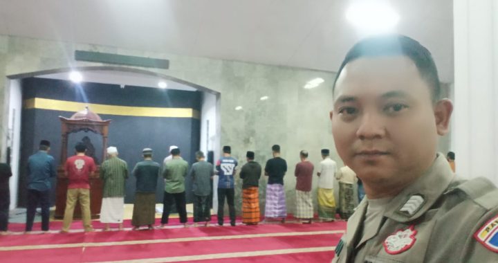 Anggota polsek limbangan melaksanakan sholat subuh berjamaah