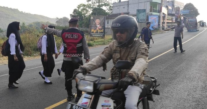 Anggota polsek limbangan melaksanakan gatur rawan pagi di SMK KBU