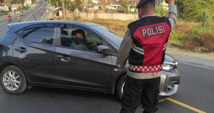 Anggota polsek limbangan melaksanakan gatur rawan pagi di SMK KBU