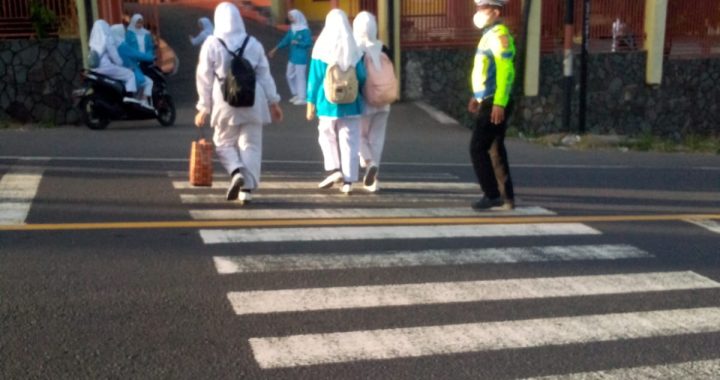 Anggota polsek limbangan melaksanakan gatur rawan pagi di SMK Bhaktikencana BL Limbangan