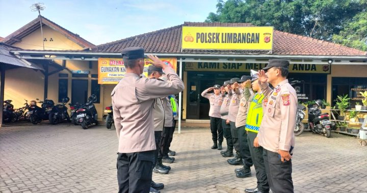 Anggota polsek limbangan melaksanakan serah terima piket jaga lama kepada piket jaga baru