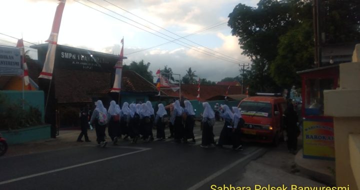 polsek banyuresmi anggota jam rawan pagi di smp muslimin