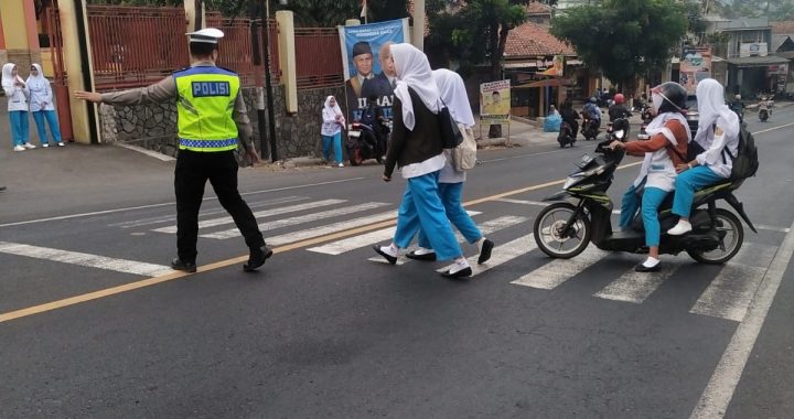 Unit lantas polsek limbangan laksanakan gatur rawan pagi