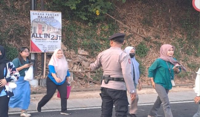 Cegah kecelakaan anggota polsek limbangan laksanakan giat gatur rawan pagi