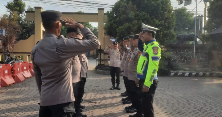 Anggota polsek limbangan laksanakan serah terima piket jaga mako