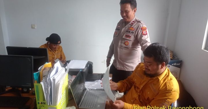 ANGGOTA POLSEK BAYONGBONG DAN POLSUBSEKTOR CIGEDUG  GIAT NGARIUNG KAMTIBMAS UNTUK TERJALINNYA SILATURAHMI DAN KEAKRABAN BERSAMA MASYARAKAT