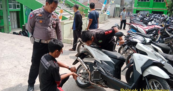 Anggota polsek limbangan berikan teguran sekaligus himbauan kepada pelajar yang memakai knalpot brong