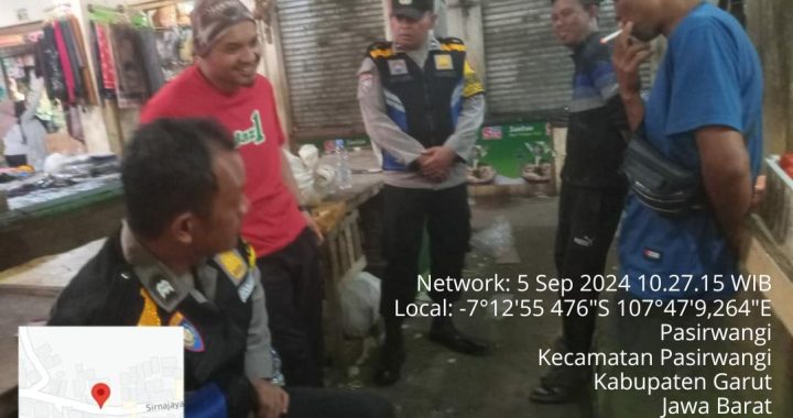 Piket jaga polsek pasirwangi melaksanakan patroli dialogis ke pasar