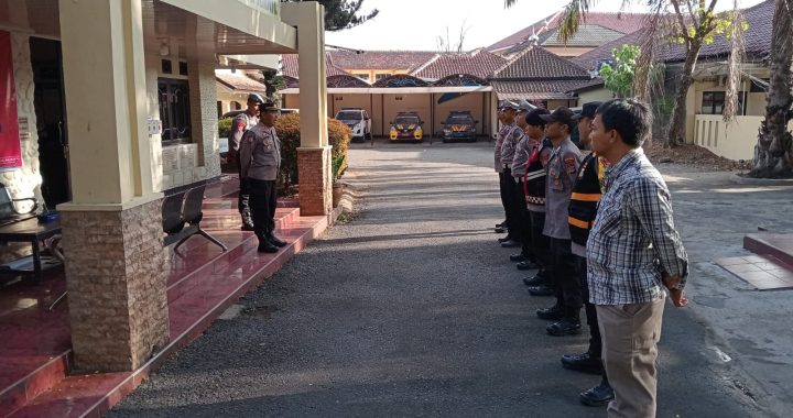 Personel Polsek Tarogong Kidul Laksanakan Apel Pagi untuk Tingkatkan Kesiapsiagaan dan Koordinasi