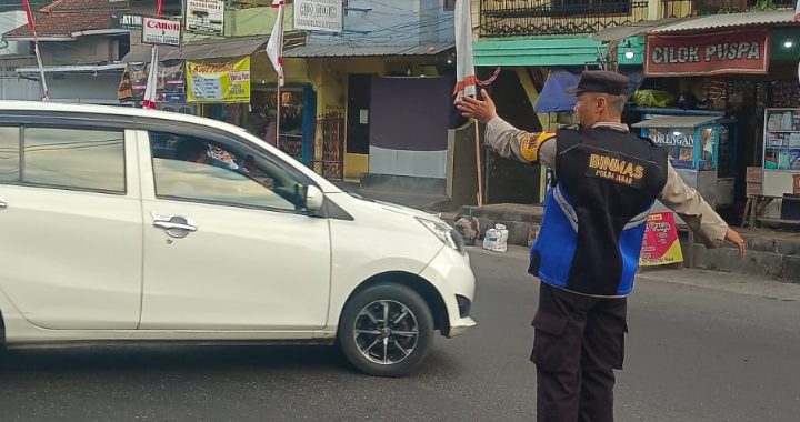 Personil Polsek Tarogong Kidul Melakukan Kamseltibcarlantas untuk Atasi Kemacetan Pagi Hari