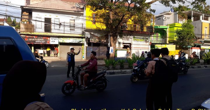 Anggota Polsek Tarogong Kidul Melakukan Kamseltibcarlantas untuk Atasi Kemacetan Pagi Hari