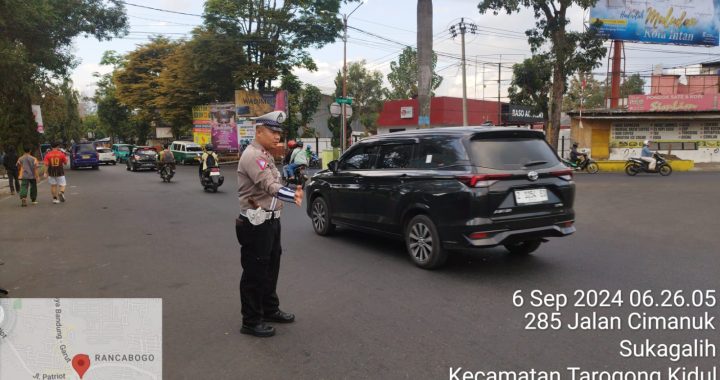 Personel Polsek Tarogong Kidul Melakukan Kamseltibcarlantas untuk Atasi Kemacetan Pagi Hari