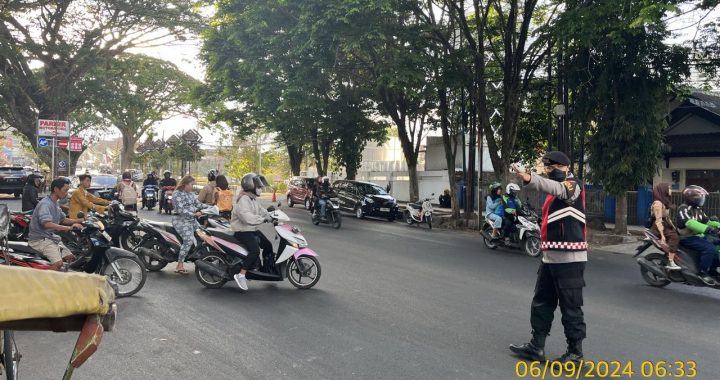 Samapta Polsek Tarogong Kidul Melakukan Kamseltibcarlantas untuk Atasi Kemacetan Pagi Hari