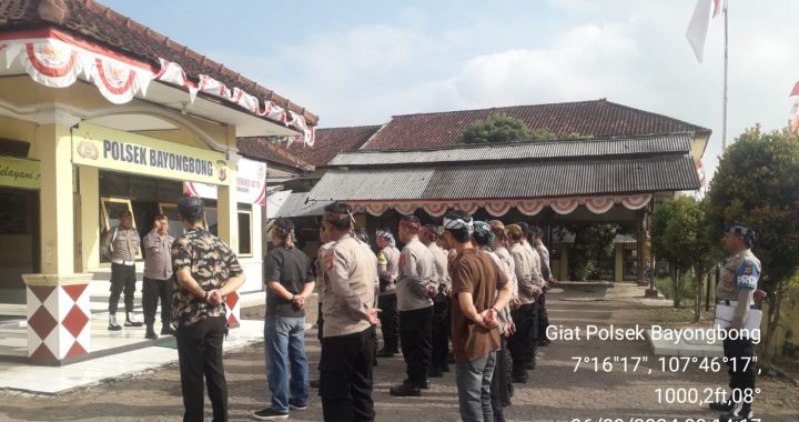 ANGGOTA POLSEK BAYONGBONG DAN POLSUBSEKTOR CIGEDUG  POLSEK BAYONGBONG DAN POLSUBSEKTOR CIGEDUG  MELAKSANAKAN GIAT APEL PAGI UNTUK BERUPAYA MEMBERIKAN RASA AMAN DAN NYAMAN BAGI MASYARAKAT DI WILAYAH MASING-MASING