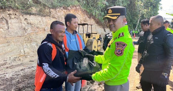 Kapolres Garut Berikan Bansos Dalam Kunjungan Kerja Ke Wilayah Selatan