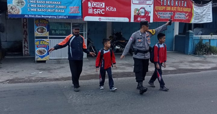 MEMBANTU PENYEBRANGAN ANAK SEKOLAHAN DENGAN AMAN POLSEK BAYONGBONG RUTIN GATUR RAWAN PAGI