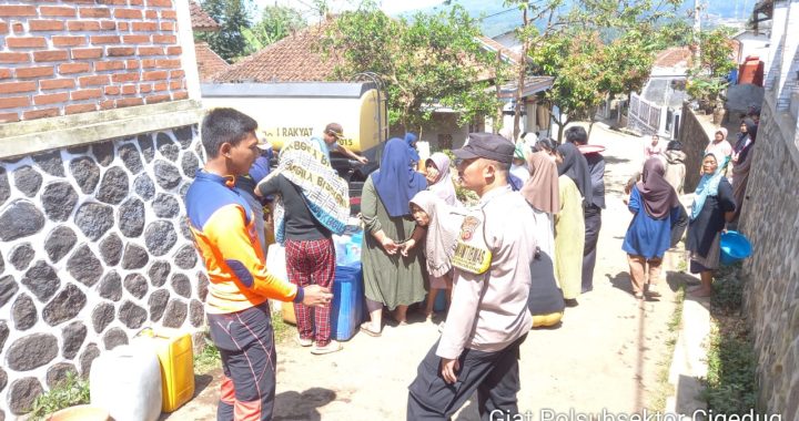 IKUT MBERIKAN BANTUAN AIR BERSIH KEPADA WARGA MASYARAKAT YANG KEKURANGAN AIR BERSIH  OLEH ANGGOTA POLSEK BAYONGBONG DAN POLSUBSEKTOR CIGEDUG  LEWAT SAMBANG