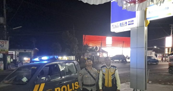 Anggota polsek limbangan melaksanakan patroli lautan biru