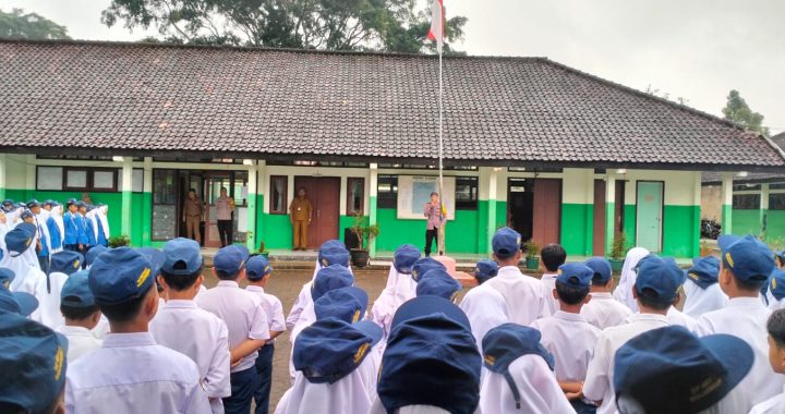 Polsek Banjarwangi Berikan Pembinaan Pada Upacara Hari Senin