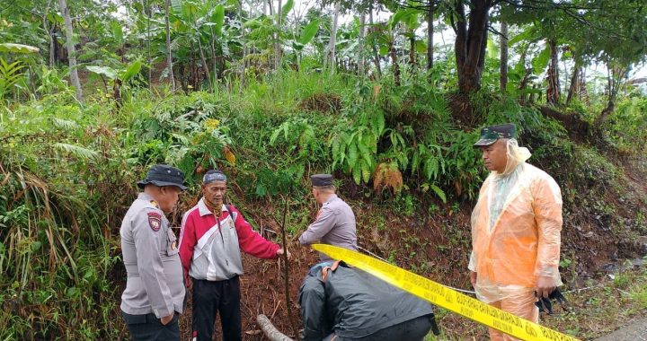 Tanah Longsor Putuskan Akses Jalan Di Kecamatan Peundeuy