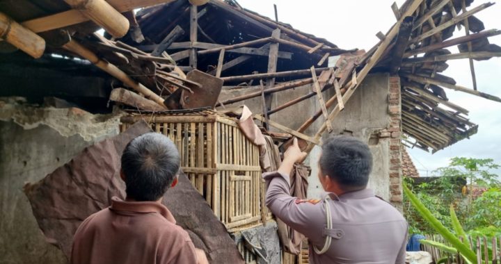 Rumah Di Leuwigoong Roboh Akibat Hujan Deras