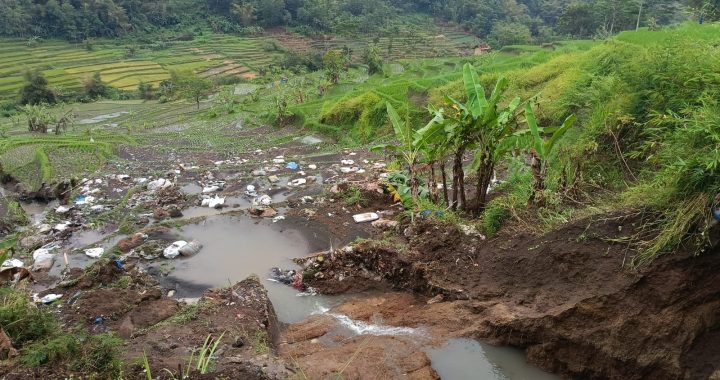 Tanah Longsor Di Desa Desakolot Rusak Sawah Warga