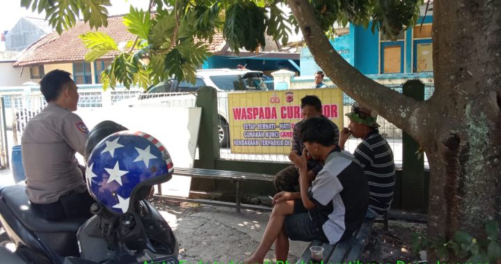 Personil Polsek Tarogong Kidul Himbau Masyarakat dan Pasang Spanduk Antisipasi Curanmor