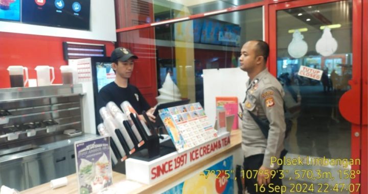 Anggota polsek limbangan melaksanakan patroli KRKYD di outlet minuman