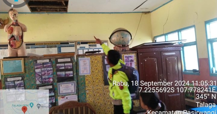 Kapolsek Pasirwangi mengecek Bangunan dampak gempa