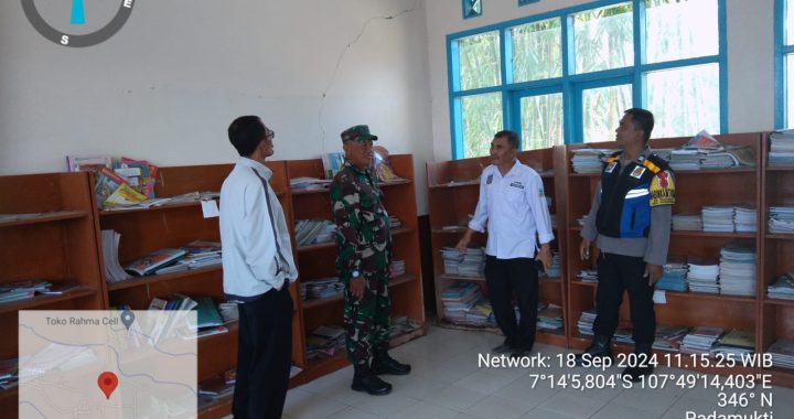 Bhabin Polsek Pasirwangi mengecek bangunan pasca Gempa