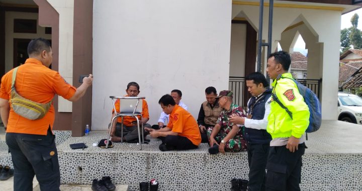 Kapolsek Pasirwangi melaksanakan Monitoring Bangunan Pasca gempa