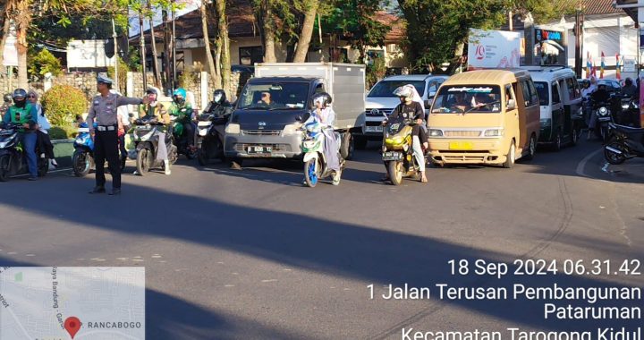 Polsek Tarogong Kidul Melaksanakan Giat Kamseltibcarlantas Guna Atasi Kemacetan Pagi Hari