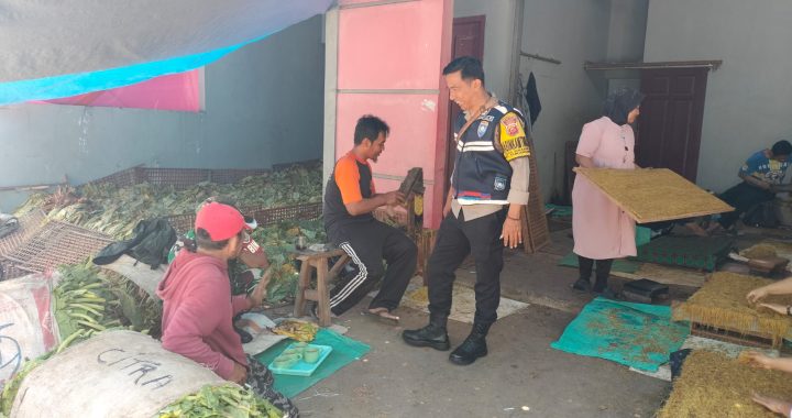 bhabinkamtibmas polsek sukawening laksanakan sambang kamtibmas dan sampaikan pesan pesan kamtibmas