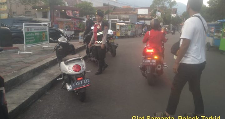 Samapta Polsek Tarogong Kidul Laksanakan Tugas Patroli Dialogis Sore Untuk Cegah Kejahatan C3