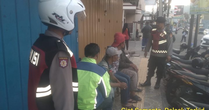 Samapta Polsek Tarogong Kidul Melaksanakan Giat Patroli Dialogis Sore Untuk Cegah Kejahatan C3