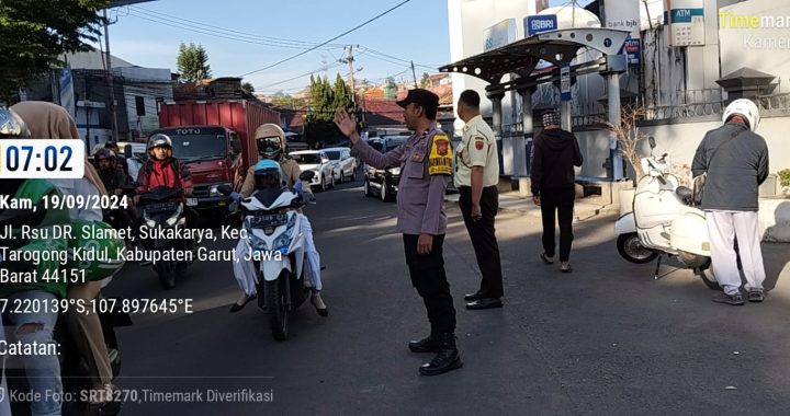 Polsek Tarogong Kidul Laksanakan Kamseltibcarlantas Guna Atasi Kemacetan Pagi Hari