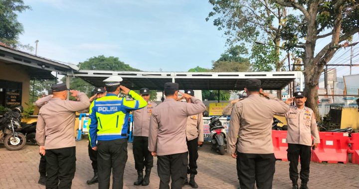 Anggota piket jaga melaksanakan serah terima piket jaga lama kepada piket jaga baru