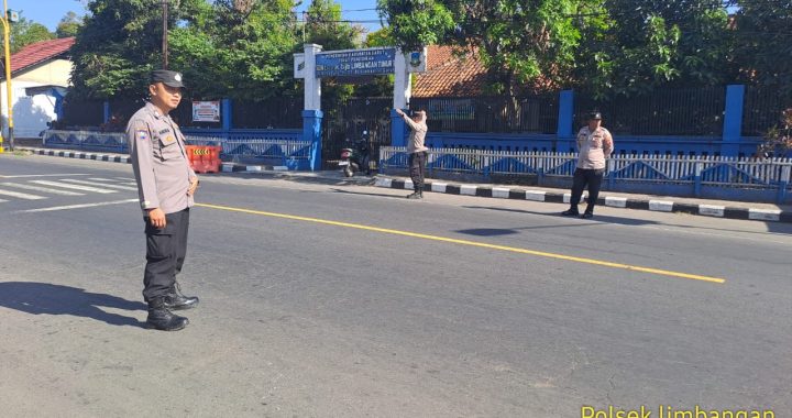 Anggota piket jaga melaksanakan razia knalpot brong