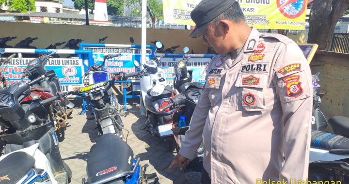 Anggota piket jaga melaksanakan rajia knalpot brong