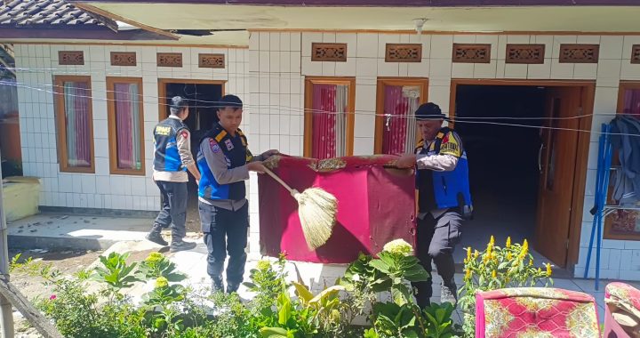 Bhabin Polsek Pasirwangi melakasanakan bersih bersih puing dampak gempa